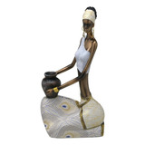 Escultura Africana Sentada Com Vestido Em Tecido E Vaso