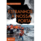 Estranhos À Nossa Porta, De Bauman, Zygmunt. Editora Schwarcz Sa, Capa Mole Em Português, 2017