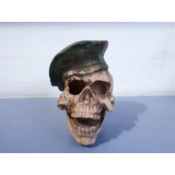 Antiga Escultura De Caveira Com Boina Do Exército Em Resina
