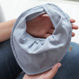 Babador Bandana Impermeável Com Regulagem Malha Liso Cor Cinza