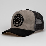 Boné Mr Shelby Trucker Brasão Chumbo E Preto Em Suede