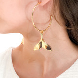 Brinco Feminino Argola Pingente Rabo De Baleia Dourado Ouro