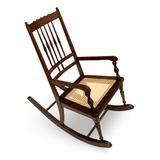 Cadeira De Balanço Antiga Em Madeira E Palhinha Lustrada