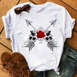Camiseta Feminina Flor Rosa Vermelha Flechas Cruzadas