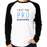 Camiseta Raglan I Put The Pro In Procrastinate Longa