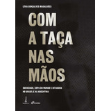 Com A Taça Nas Mãos Sociedade Copa Do Mundo E Ditadura No Brasil E Na Argentina De Magalhães Lívia Gonçalves Editorial Lamparina Editora Ltda Tapa Mole En Português 2014