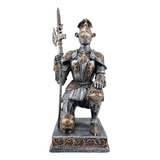 Estátua Guerreiro Medieval Agachado Com Machado Em Resina