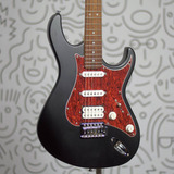 Guitarra Cort G110 Hss G Series Stratocaster Escala Jatoba Corpo Poplar Braço Hard Maple Tarraxas Diecast Ferragens Cromadas Escudo Tortoise Ponte Vintage Tremolo E Alavanca Cor Black Acabamento Fosco